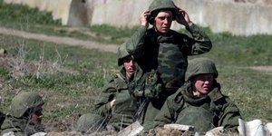 Ρωσική έφοδος με πυροβολισμούς και ελικόπτερα σε ουκρανική βάση στην Κριμαία