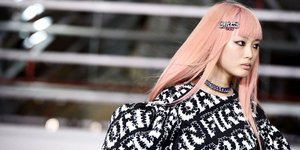 Μοντέλο ποζάρει στoν φακό/Φωτογραφία Ashley Williams