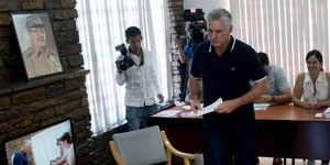 Ο πρόεδρος της Κούβας Μιγκέλ Ντίας-Κανέλ ψηφίζει για το νέο Σύνταγμα της χώρας -Φωτογραφία: AP Photo/Ramon Espinosa