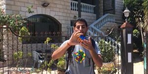 Ο νεαρός που ταξίδεψε σε 11 χώρες για να λύσει τον κύβο του Ρούμπικ -Σχεδόν 100