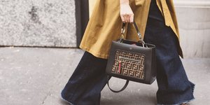 Γυναίκα ποζάρει στον φακό/Φωτογραφία Shutterstock