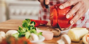 Επιφάνεια κοπής με λαχανικά /Φωτογραφία: Shutterstock