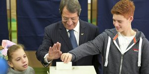 Φωτογραφία: AP/ Κύπρος: Μειωμένη με σχέση με του 2013 η προσέλευση στην κάλπη των προεδρικών εκλογών [εικόνες]