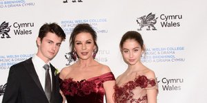 Η Kάθριν Ζέτα Τζόουνς με τα παιδιά της/ Splash/Ideal Image