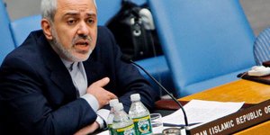 Τίτλος εφημερίδας παραλίγο να... στείλει υπουργό – Από τη σύγχυσή του κατέληξε σ