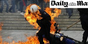 Daily Mail: Η Ελλάδα περιμένει την έκρηξη του ηφαιστείου. Δραχμαγεδδών;