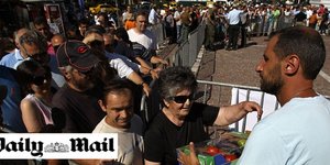 Daily Mail: Χιλιάδες πεινασμένοι Ελληνες στην ουρά για ένα πιάτο φαγητό