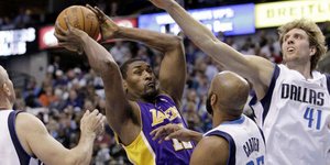 Σπουδαίο «διπλό» των Λέικερς κόντρα στους Μάβερικς [βίντεο]