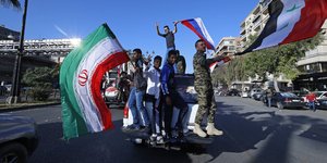 Στη Δαμασκό βγήκαν στους δρόμους μετά την επίθεση (Φωτογραφία: AP/ Hassan Ammar)