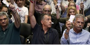 Ο βουλευτής του Ποταμιού Σπύρος Δανέλλης μαζί με τον Σταύρο Θεοδωράκη- φωτογραφία intimenews