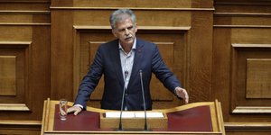 Βουλευτές του ΣΥΡΙΖΑ χειροκρότησαν τον Σπύρο Δανέλλη του Ποταμιού / EUROKINISSI: ΓΙΑΝΝΗΣ ΠΑΝΑΓΟΠΟΥΛΟΣ