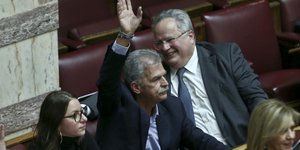 Ο ανεξάρτητος βουλευτής Σπύρος Δανέλλης ψηφίζει στην ψήφο εμπιστοσύνης υπέρ της κυβέρνησης- φωτογραφία intimenews