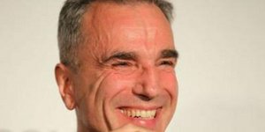 Η Όλγα παίρνει από το χέρι τον Ντάνιελ Ντέι-Λιούις και τον ξεναγεί στο Μουσείο τ