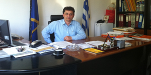 Ποιος είναι ο δήμαρχος που ψάχνει και δεύτερη δουλειά για να τα βγάλει πέρα