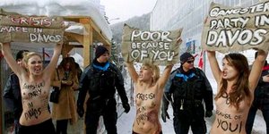 Γυμνόστηθες Ουκρανές διαμαρτύρονται στο Νταβός [εικόνες]