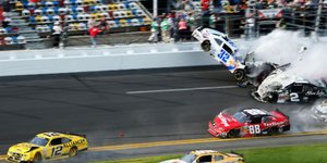 Τρομακτικό ατύχημα σε αγώνα αυτοκινήτων με 33 τραυματίες [βίντεο]