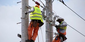 Αποκατάσταση ηλεκτροδότησης στης περιοχές που κάηκαν από την πυρκαγιά/ Φωτογραφία initme news