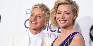 Η Έλεν ΝτεΤζένερις με τη σύζυγό της Πορτία Ντε Ρόσι. Φωτογραφία: AP