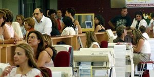 «Κούρεμα» με απολύσεις και μειώσεις μισθών σε ΔΕΚΟ
