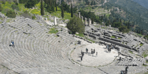 Οι Πέρσες του Αισχύλου ήχησαν στο επί 37 χρόνια «βουβό» θέατρο των Δελφών