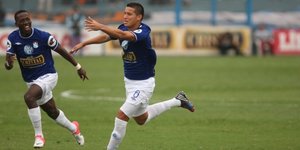 Απίθανο γκολ με σουτ «κεραυνό» από τα 40 μέτρα [βίντεο]