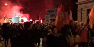 Διαδηλωτές κάνουν πορεία στο κέντρο της Ζυρίχης κατά της επίσκεψης Τραμπ (Φωτογραφία: YouTube)
