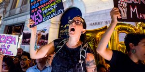 Πλήθος αντιφασιστών διαδήλωσε κατά του Τραμπ στη Νέα Υόρκη (Φωτογραφία: ΑΡ) 