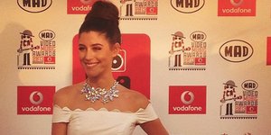 Ντυμένη νύφη στο κόκκινο χαλί η Demy του Ακη Πετρετζίκη [εικόνα]