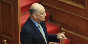 Εκρηξη Δένδια στη Βουλή με τον Λαφαζάνη: Να σας κερνάω ένα τσαγάκι το πρωί για ν