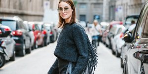 Γυναίκα ποζάρει στον φακό/Φωτογραφία Shutterstock