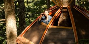 Κατασκόπευε εκατομμυριούχους μέσα από δεντρόσπιτό του [εικόνες&βίντεο]