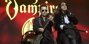 Ο Τζόνι Ντεπ με τον Αλις Κούπερ επί σκηνής (Φωτογραφία: AP/ Claus Bonnerup)