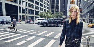 Μοντέλο ποζάρει στο φακό/ Φωτογραφία: Mango 