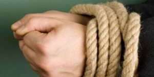 Την έδεσαν χειροπόδαρα στην αυλή του σπιτιού της για να την ληστέψουν