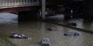 Χάος στο Ντιτρόιτ από καταρρακτώδεις βροχές -Το... ρέμα πήρε 1.000 αυτοκίνητα [ε