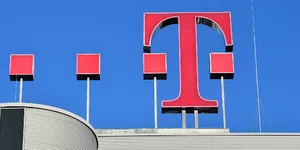 To σήμα της Deutsche Telekom στα γραφεία της εταιρείας στη Βόννη/Φωτογραφία: ΑΡ