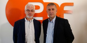 Οι δημοσιογράφοι Τόμας Ζάιμπερτ (αριστερά) και Γιεργκ Μπράζε (δεξιά)/ Φωτο: ΑΡ