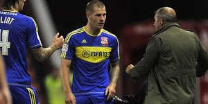 Προπονητής κλώτσησε τον σκόρερ της ομάδας του [βίντεο]