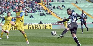 Εκπληκτικό γκολ με βολέ στην κίνηση από δύσκολη γωνία [βίντεο]