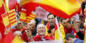 Χιλιάδες διαδήλωσαν κατά της καταλανικής ανεξαρτησίας στη Βαρκελώνη