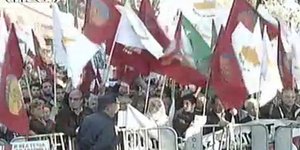 Υπό τον ασφυκτικό κλοιό των διαδηλωτών συνεδριάζει η κυπριακή Βουλή [βίντεο]