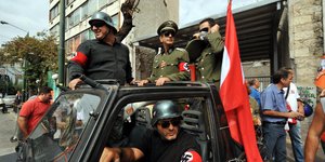 Διαδηλωτές της  ΠΟΕ-ΟΤΑ υποδέχονται τη Μέρκελ ντυμένοι Ναζί [εικόνες]