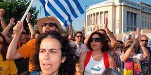 Συνάντησαν στελέχη της Task Force και άρχισαν να φωνάζουν «Troika go home»
