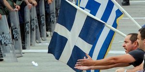 Απόστρατοι και εν ενεργεία αξιωματικοί παραδίδουν ψήφισμα στον πρόεδρο της Βουλή