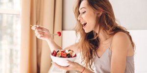 Γυναίκα τρώει πρωινό /Shutterstock
