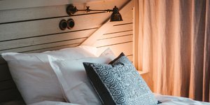 Mια cosy κρεβατοκάμαρα/ Φωτογραφία: Unsplash/ Julian Hochgesang