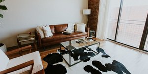 Στο καθιστικό ενός διαμερίσματος/ Φωτογραφία: Unsplash 