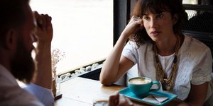 Ένας άνδρας και μια γυναίκα συνομιλούν/ Φωτογραφία: Pexels