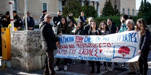 Διαμαρτυρία φοιτητών έξω από τη Βουλή (Φωτογραφία: Eurokinissi)
