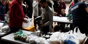 Τρία επιπλέον σημεία διανομής τροφίμων στη Μάνδρα (Φωτογραφία: EUROKINISSI/ ΤΑΤΙΑΝΑ ΜΠΟΛΑΡΗ)